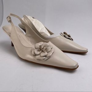 Gianni Bini cream colored leather heels with flower embellishment, NWOT